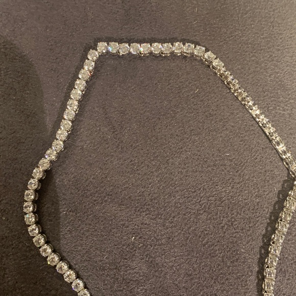 Absolutely stunning tennis necklace, extremely high quality sparkly stones.Must!